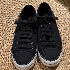 Ugg Perforated Lace Up Sneakers. Like New